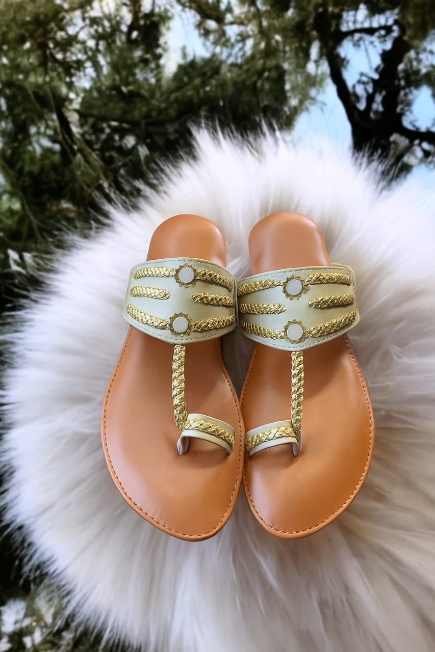 PREMIUM QUALITY,PADDED KOHLAPURI. [Golden]